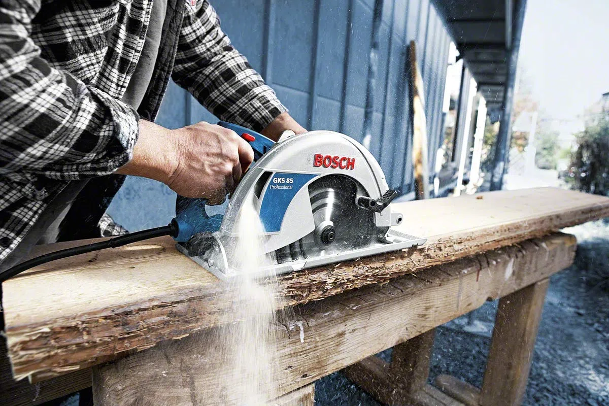 Bosch Professional sierra circular GKS 85 (incl. 1 disco de sierra para madera, adaptador de aspiración, llave hexagonal SW 5, tope paralelo)
