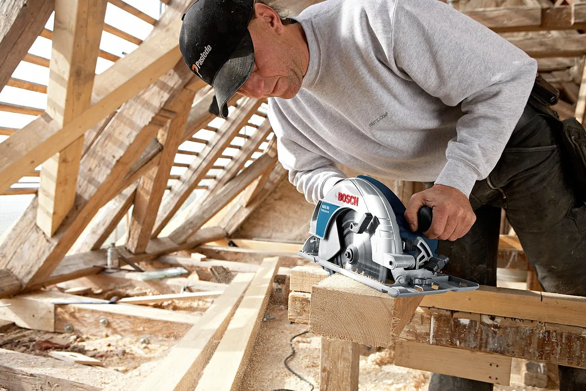 Bosch Professional sierra circular GKS 85 (incl. 1 disco de sierra para madera, adaptador de aspiración, llave hexagonal SW 5, tope paralelo)