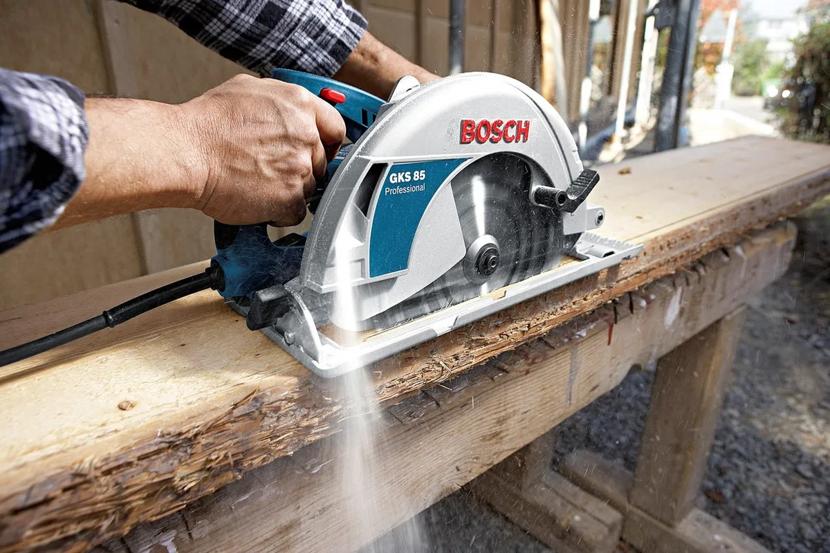 Bosch Professional sierra circular GKS 85 (incl. 1 disco de sierra para madera, adaptador de aspiración, llave hexagonal SW 5, tope paralelo)